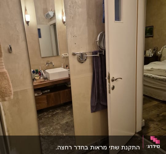 מראה עם מסגרת אלומיניום בחדר אמבטיה